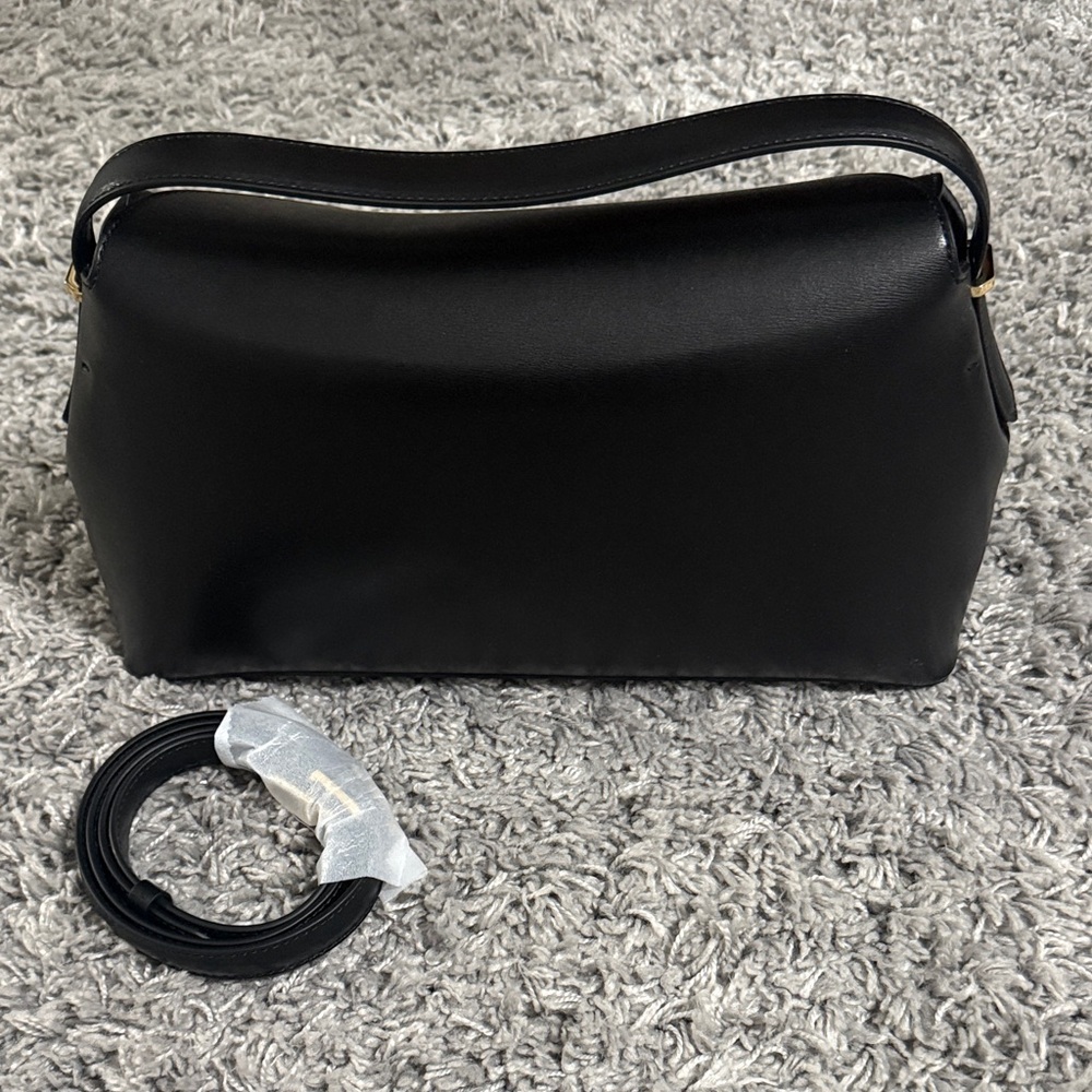 Toteme Elegant Black Shoulder Bag with Gold Detail - Picture 5 of 9